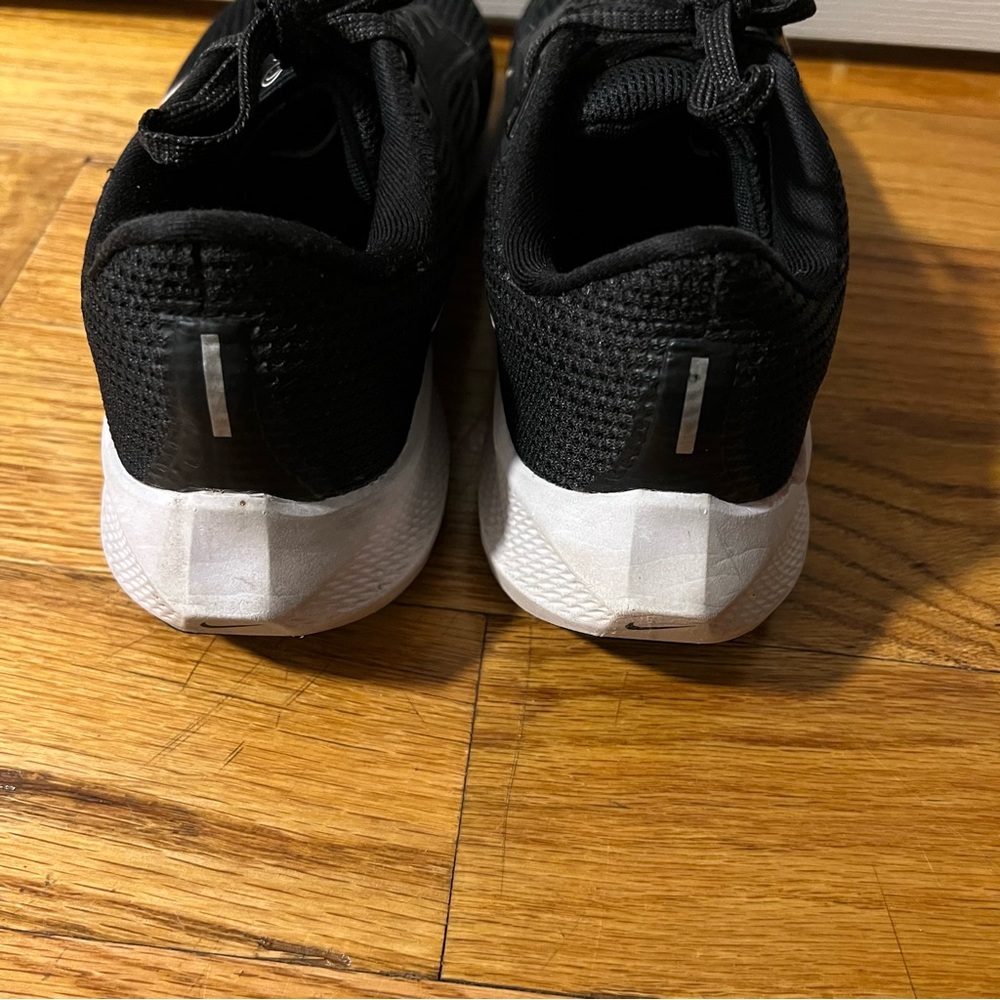 Nike Women’s Pegasus 40 Black And White Sneakers Size 8 - Picture 4 of 7